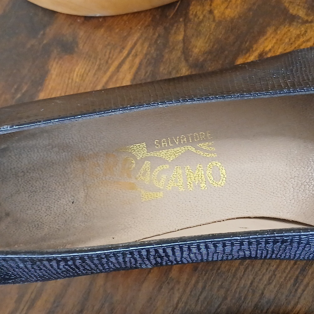 Salvatore Ferragamo Italian leather black kitten heels DE31175149 women's size8B - Picture 4 of 7